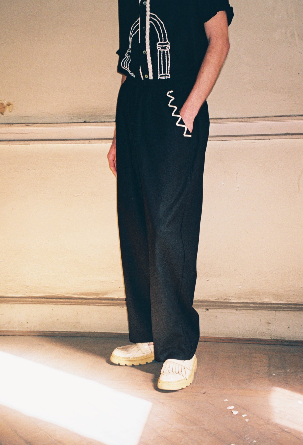 PANTALÓN NEGRO LINO - BORDADO