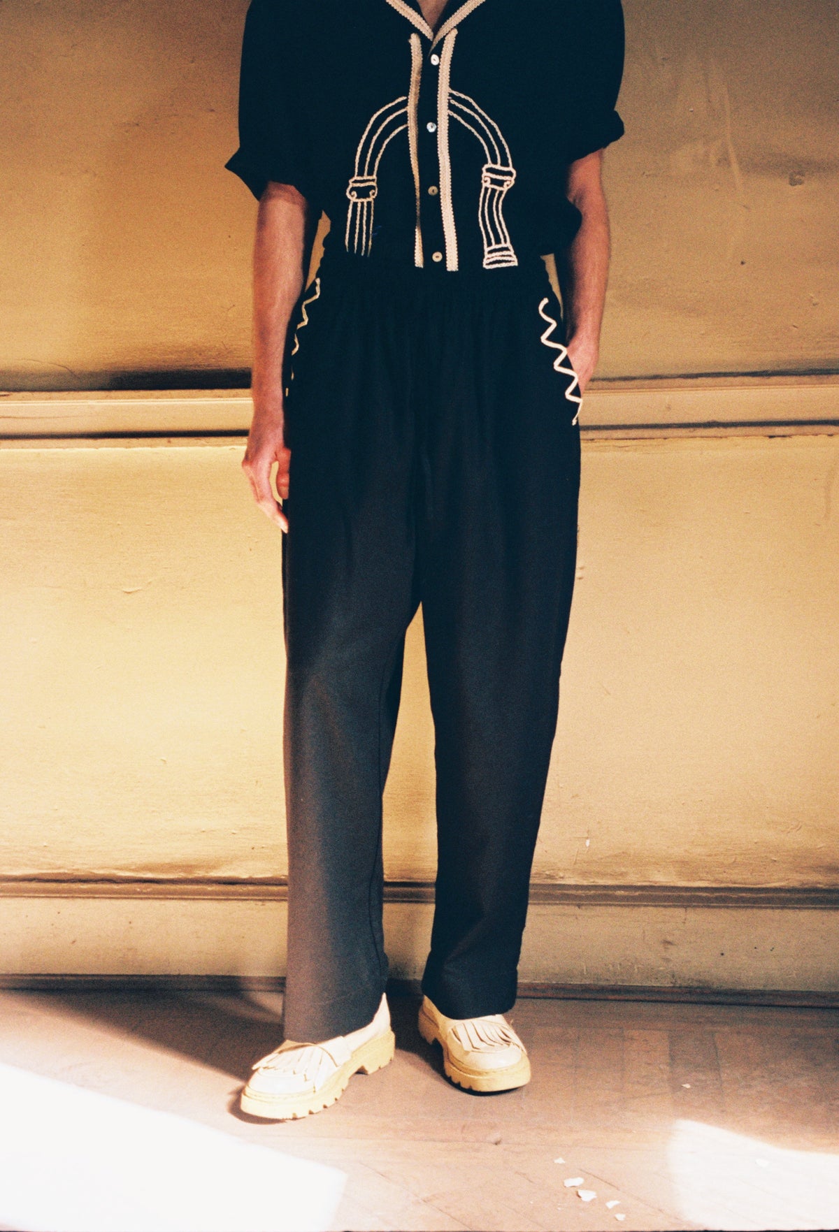 PANTALÓN NEGRO LINO - BORDADO
