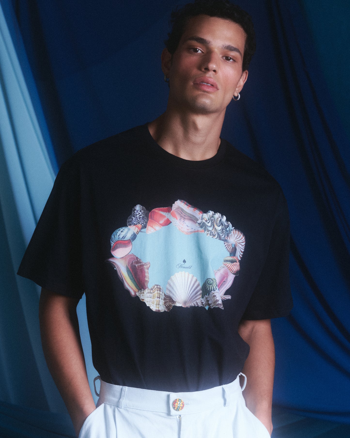 POLERA ALGODON NEGRA UNISEX  CONCHAS- SEBASTIANA