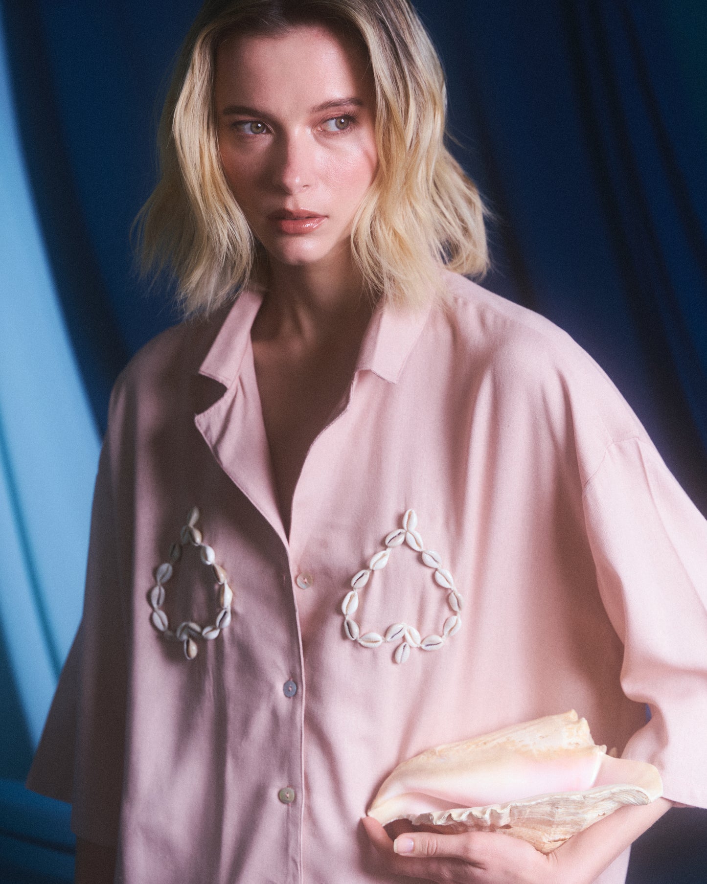 CAMISA  GUAYABERA LINO ROSA APLICACIONES DE MAR -MATEO