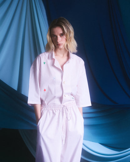 CAMISA  ALGODÓN RALLADA  ROSA BORDADOS – CONJUNTO MATEO