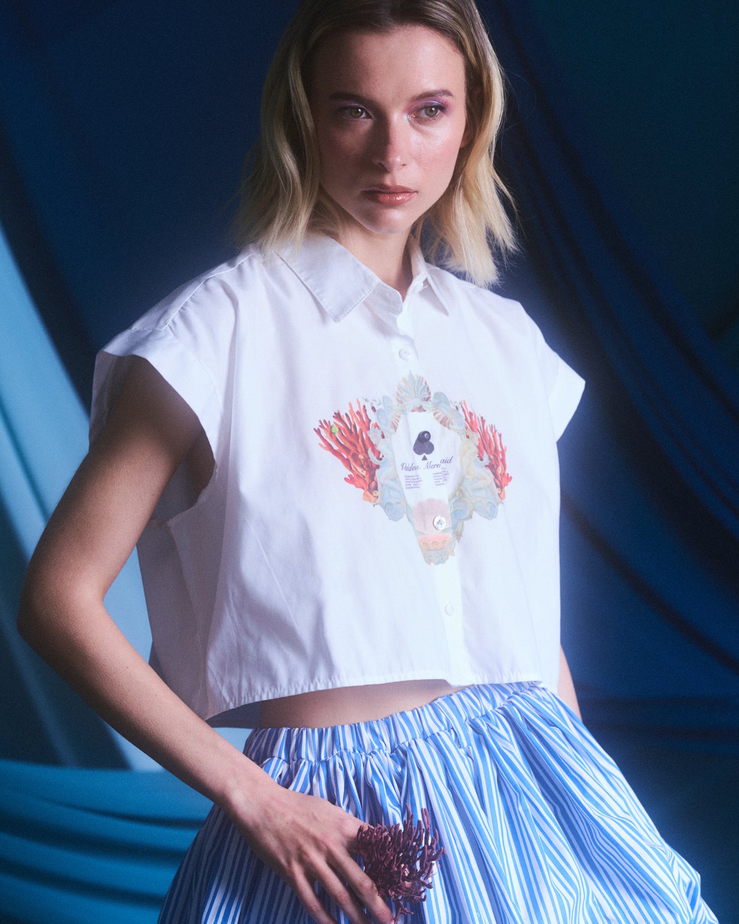 CAMISA CROP TOP ALGODON BLANCA ESTAMPADO CORALES