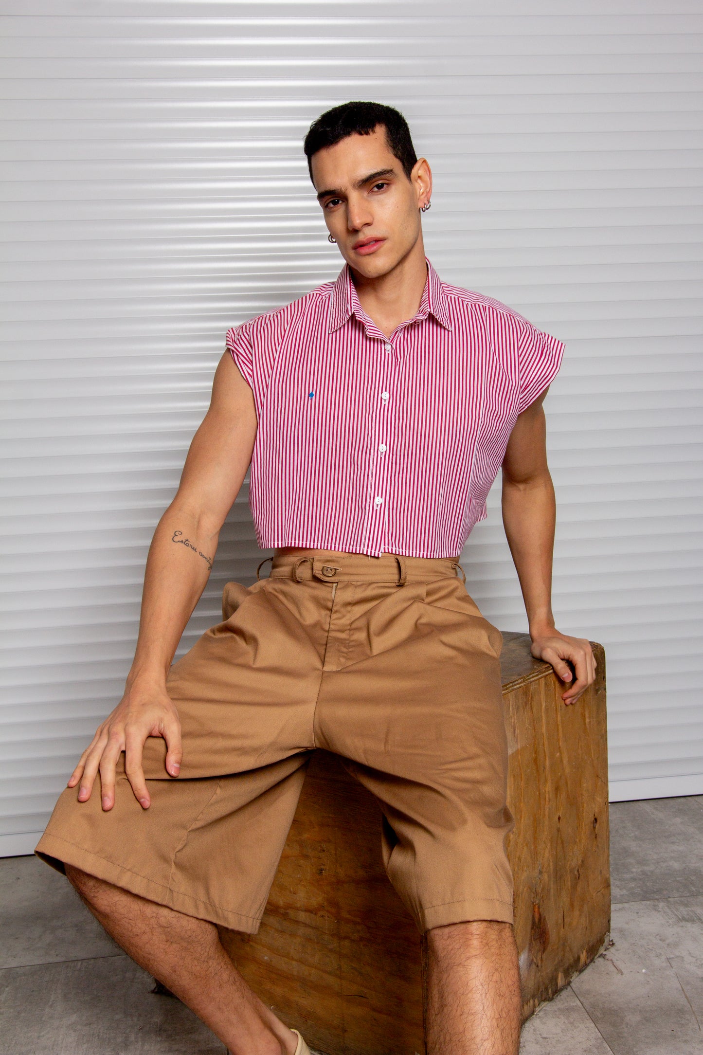 CAMISA CROP TOP ALGODÓN  RAYADA BLANCA Y ROJO.