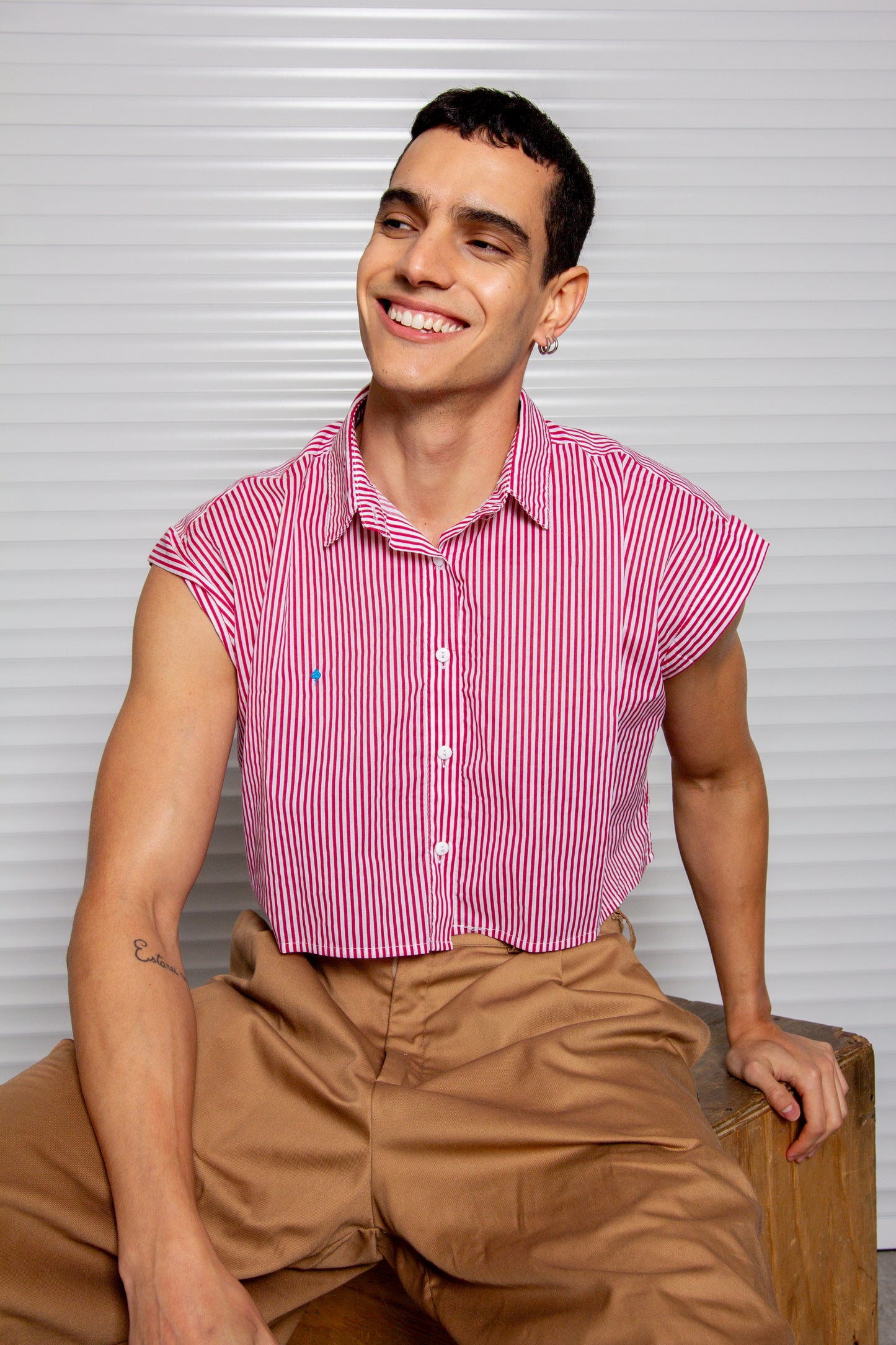 CAMISA CROP TOP ALGODÓN  RAYADA BLANCA Y ROJO.