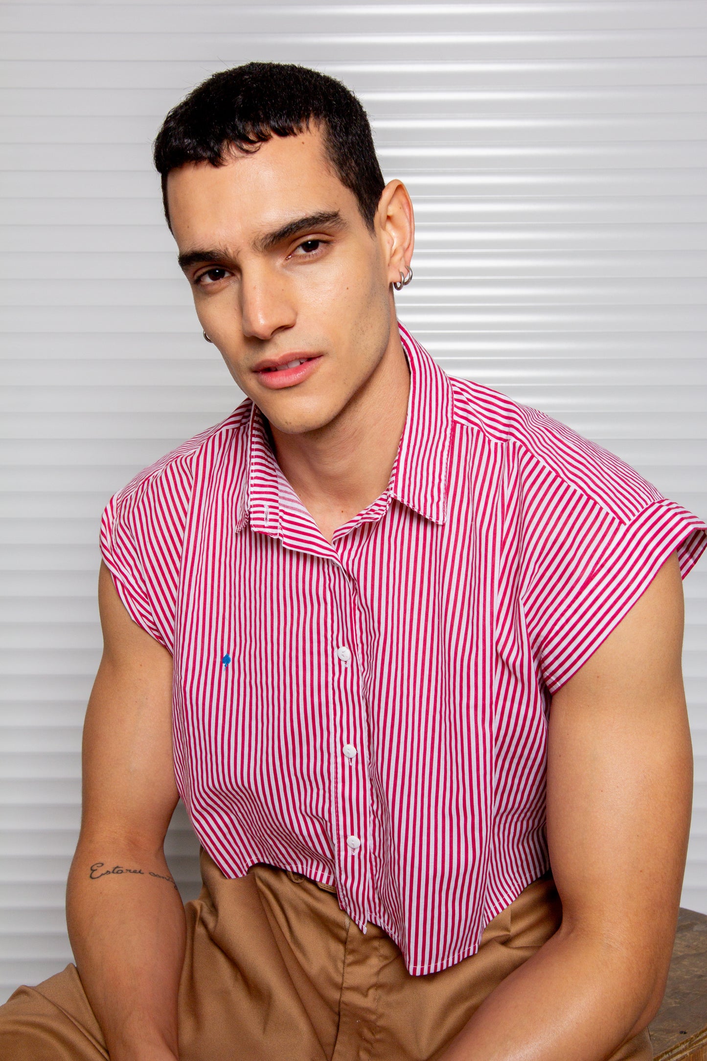 CAMISA CROP TOP ALGODÓN  RAYADA BLANCA Y ROJO.